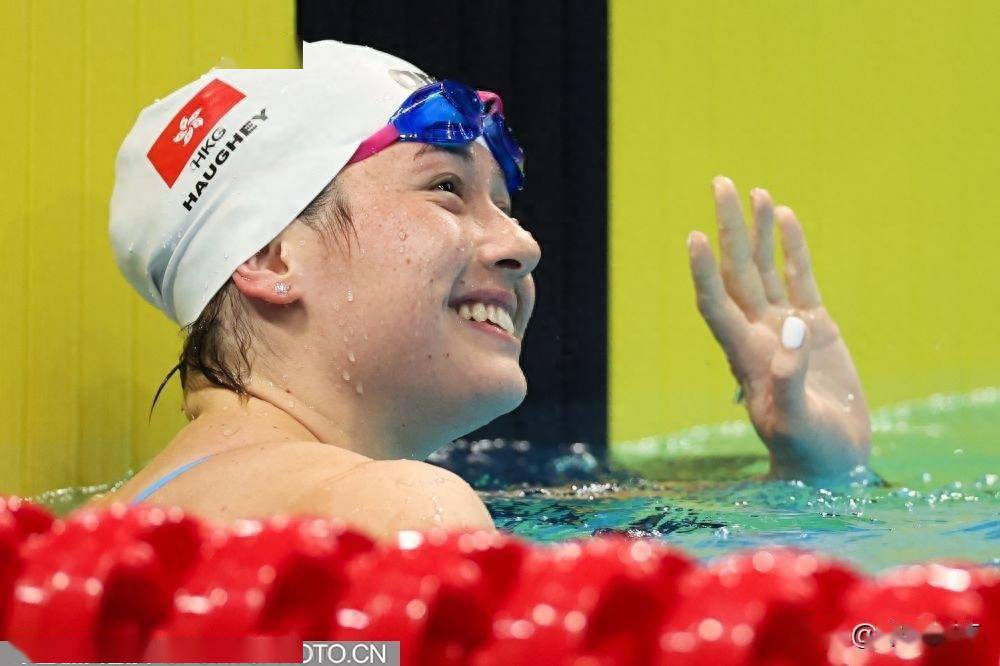 韩国运动员在游泳比赛中摘得铜牌