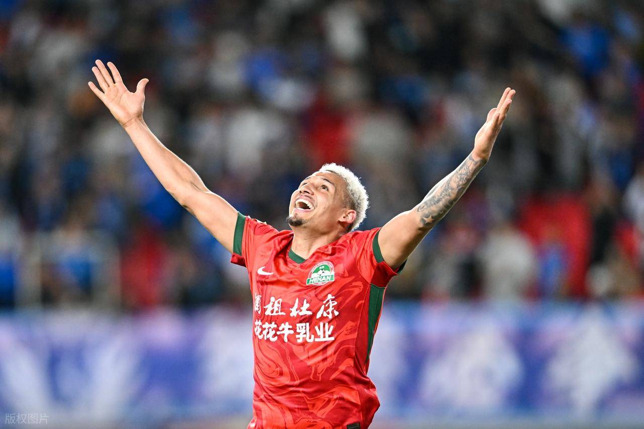 武汉队球迷热情高涨，声援直逼主场