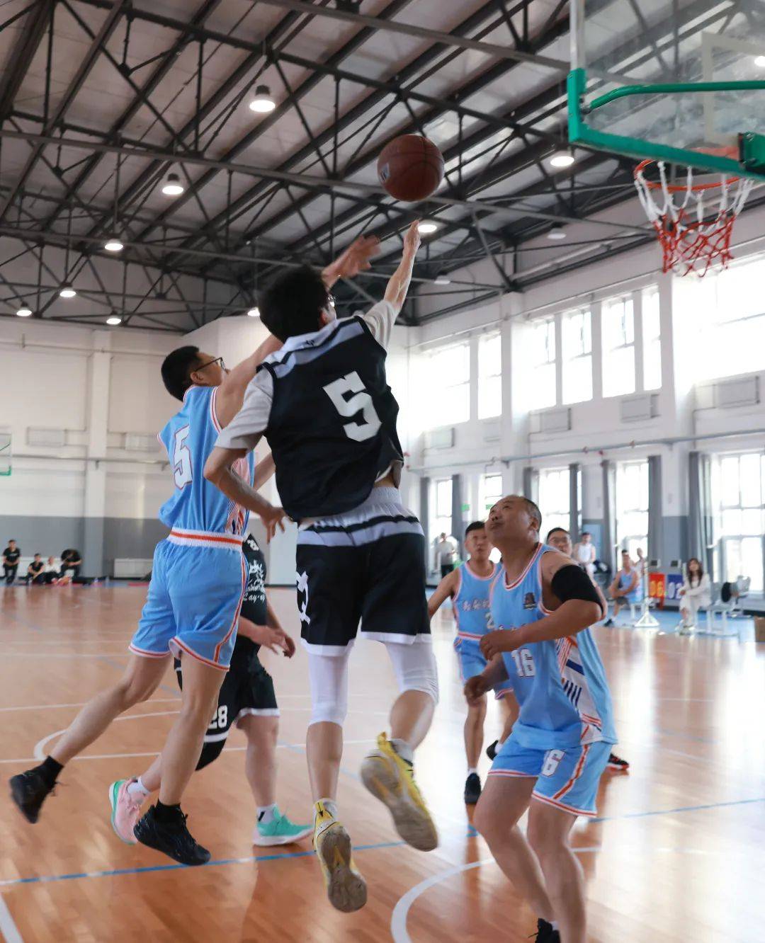 世界篮球赛场再掀热潮,精彩不断 世界篮球赛场再掀热潮,精彩不断